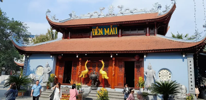 Du khách tập trung trước đền Mẫu với mái ngói đỏ cong và các phù điêu rồng ở Lào Cai.