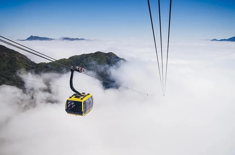 Cabin cáp treo màu vàng lướt trên biển mây khi lên đỉnh Fansipan, Lào Cai.