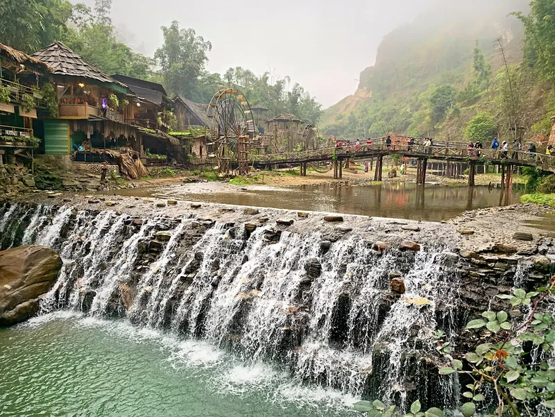Thác đá, cọn nước gỗ và cầu gỗ đông khách du lịch tại bản Cát Cát, Sa Pa.